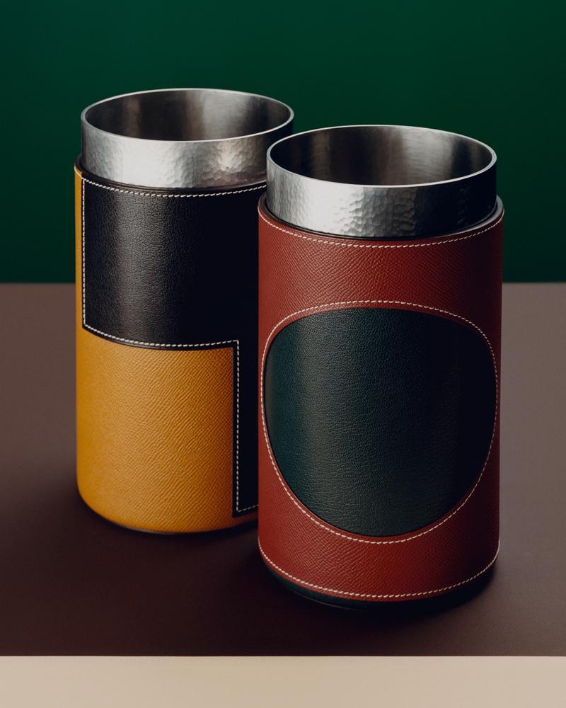 Palladion d’Hermès系列花器，手工錘紋金屬結合皮革拼接包覆，透過幾何輪廓與對比色塊展現品牌標誌性工藝。（Hermès提供）