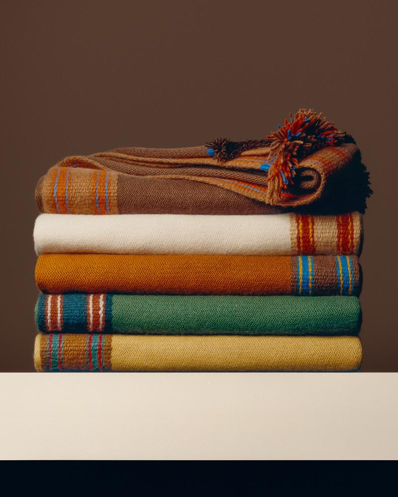 家居系列喀什米爾薄毯，以層次色彩與織紋細節構築溫潤質感，結合手工編織與刺繡工藝呈現低調優雅風格。（Hermès提供）