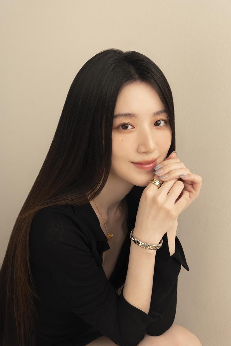 舒華搶先演繹寶格麗B.zero 1系列新作，以簡約造型凸顯珠寶層次。（BVLGARI提供）