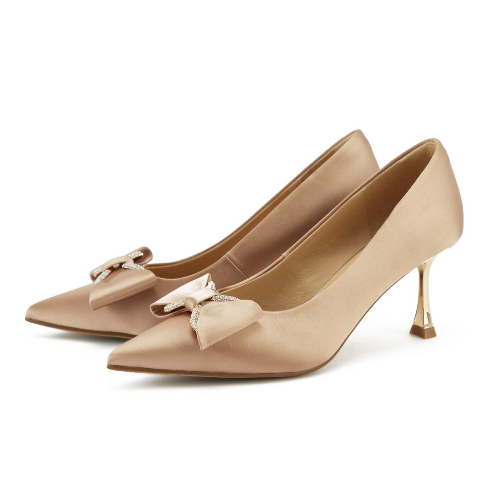 TAS絲綢質感蝴蝶結優雅尖頭高跟鞋，售價NT$3,280元。