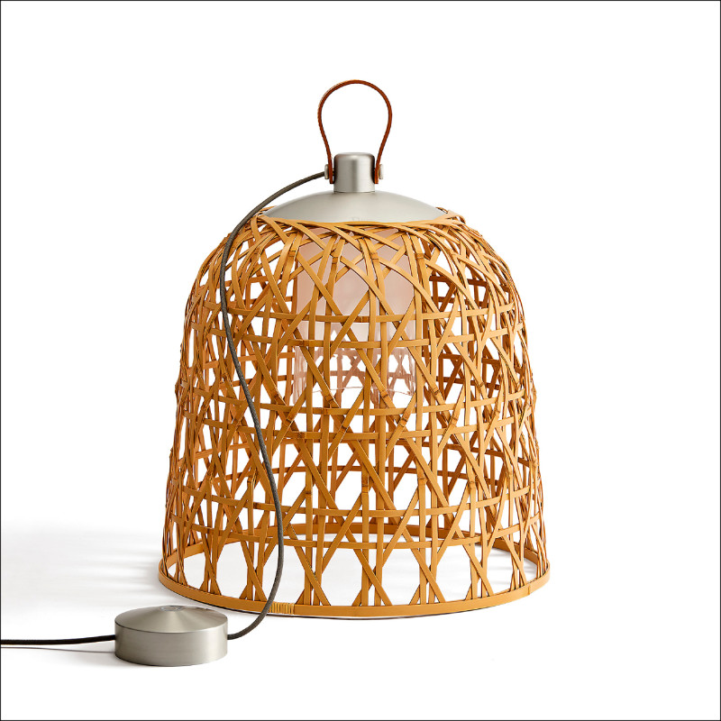 Dior Maison竹編燈具，以cannage藤格紋結構呼應品牌經典工藝。