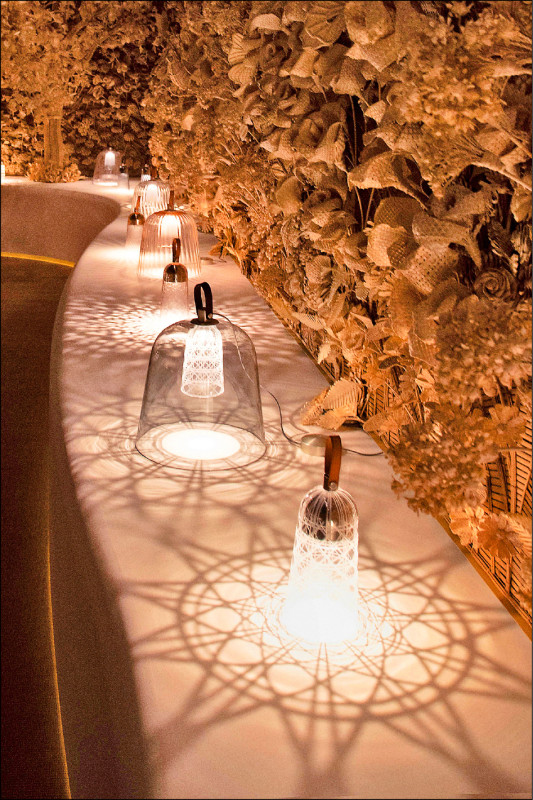 Dior展場呈現Maison Corolle系列燈具，透過光影投射形成細膩圖紋。