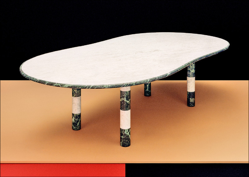 Hermès Stadium d'Hermès大理石桌，藉由橢圓跑道輪廓設計連結馬術靈感。