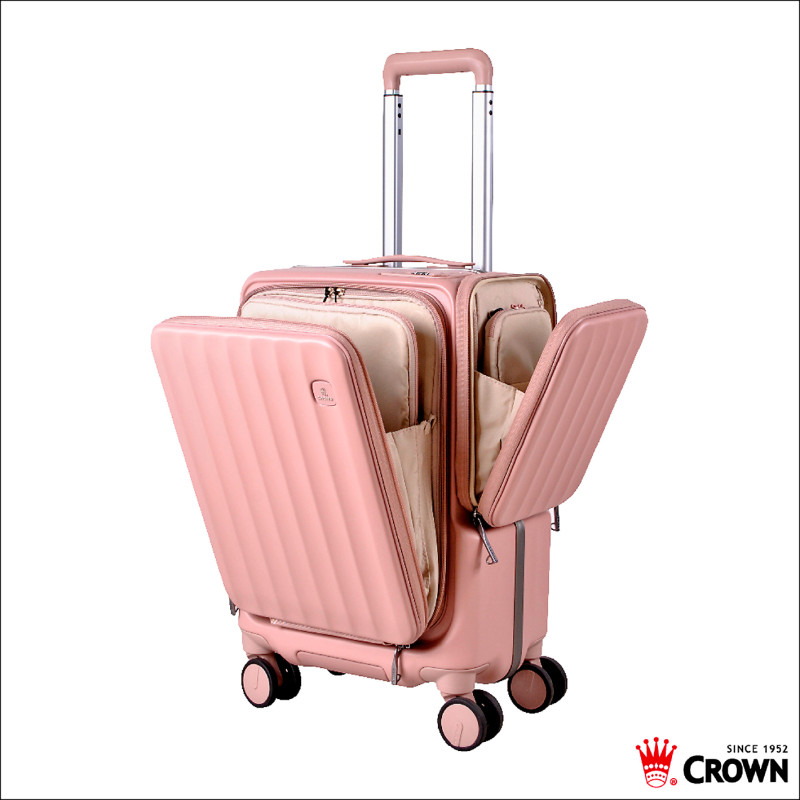 首創磁吸式收納側袋可放置護照、耳機等隨身物品。