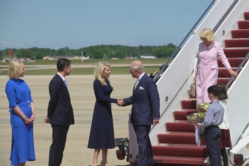 英國國王查爾斯與卡蜜拉王後抵達美國，展開外交行程。（美聯社）