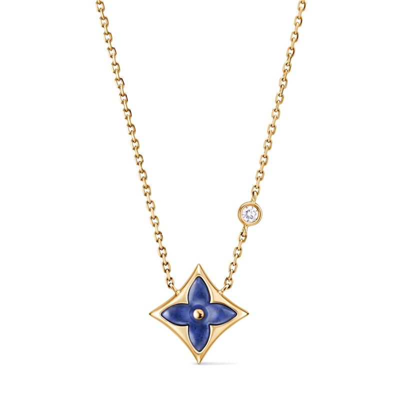 申敏兒佩戴：Color Blossom BB Star吊墜，黃K金、蘇打石及鑽石，101,000元。（Louis Vuitton提供）