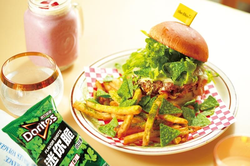 多力多滋香菜牛肉堡2.0。（瓦城集團提供）