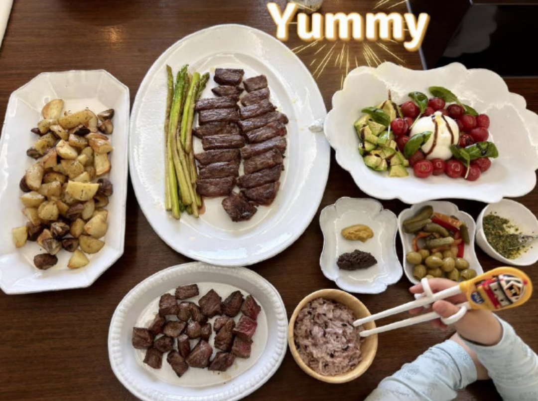 孫藝真曬美食，寶貝兒子的小手也入鏡。