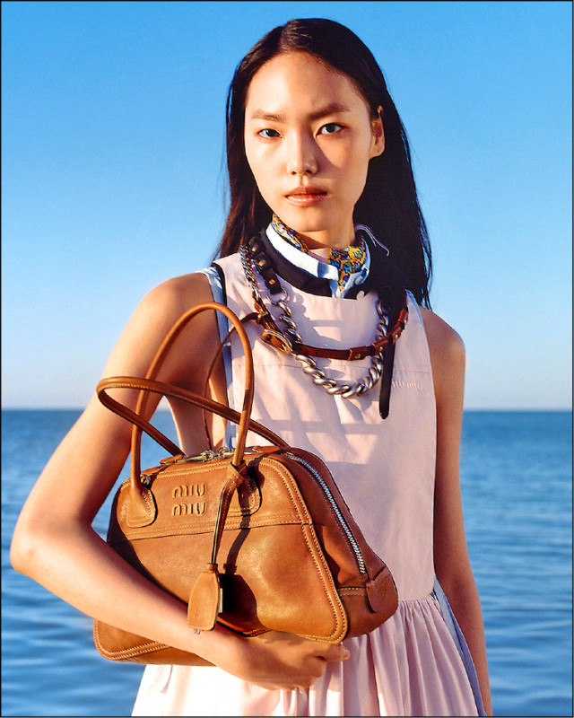 夏日系列配件主打中性色調。VIVANT納帕皮革手提包，120,000元。