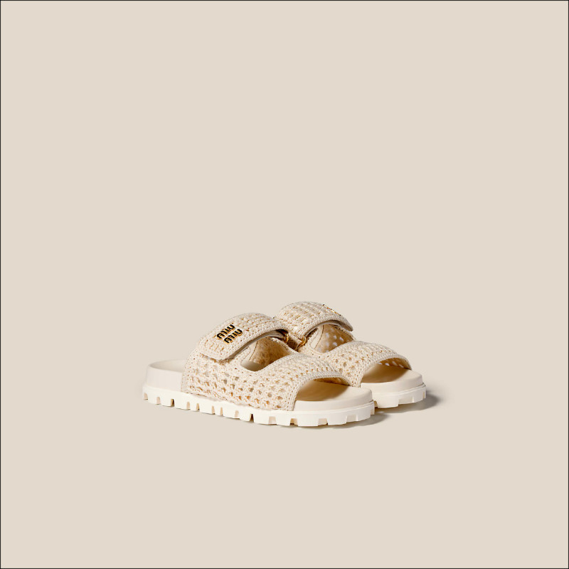 鉤織休閒鞋，51,000元。