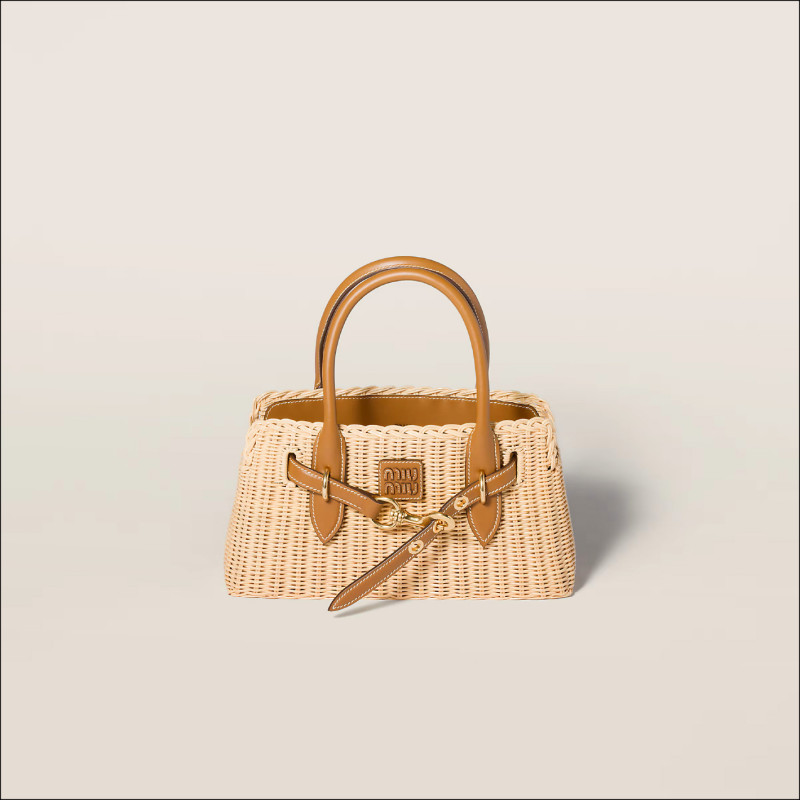 Miu Miu採用多元編織材質單品構築夏日氣息。Aventure藤編皮革手提包，100,000元。