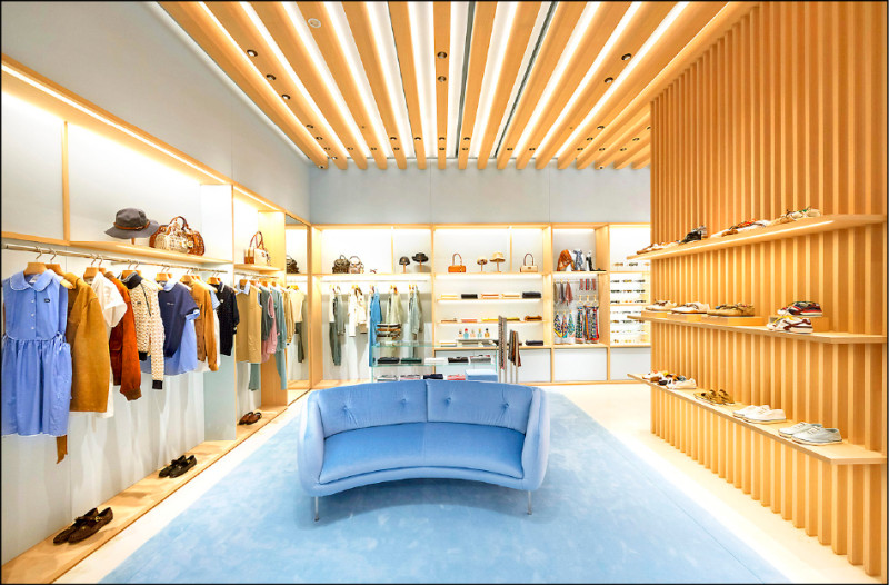 L'Été夏日系列服裝延續學院運動風格，運用深淺藍色調詮釋隨興美感。