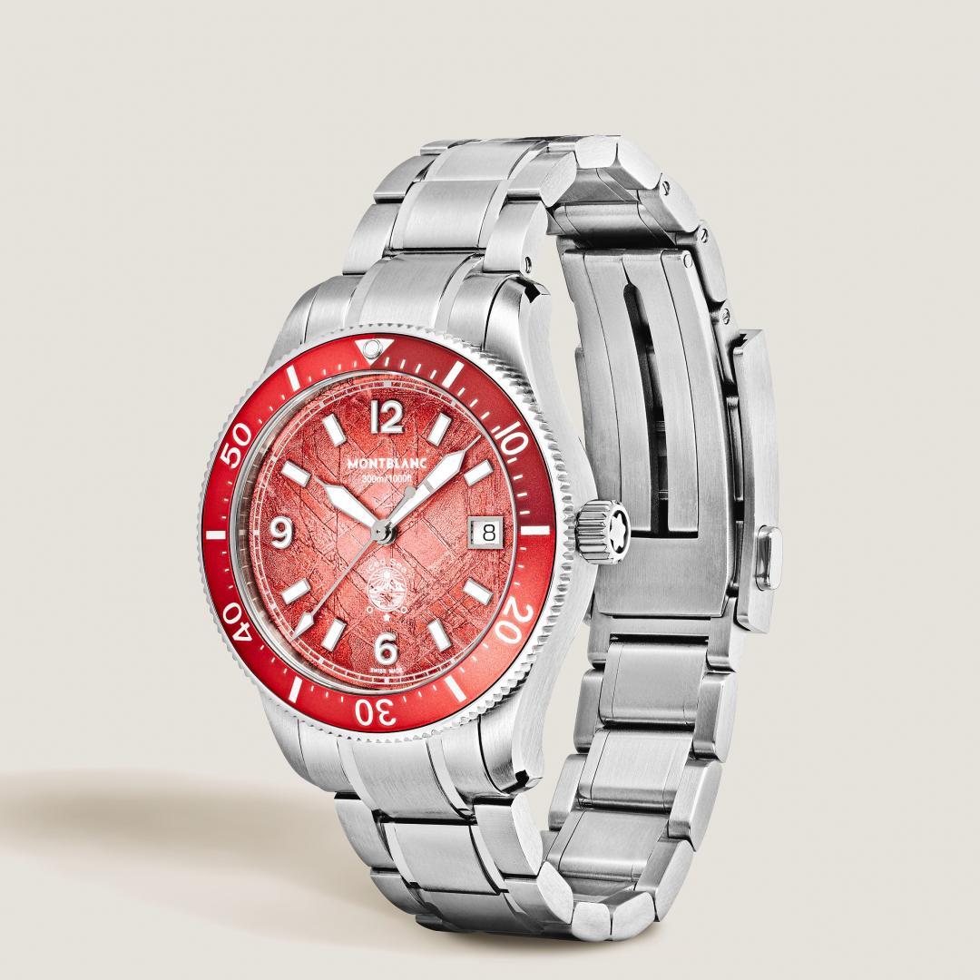 萬寶龍Iced Sea系列日期顯示自動零氧腕錶限量版300，152,800元。(MONTBLANC提供，以下同)