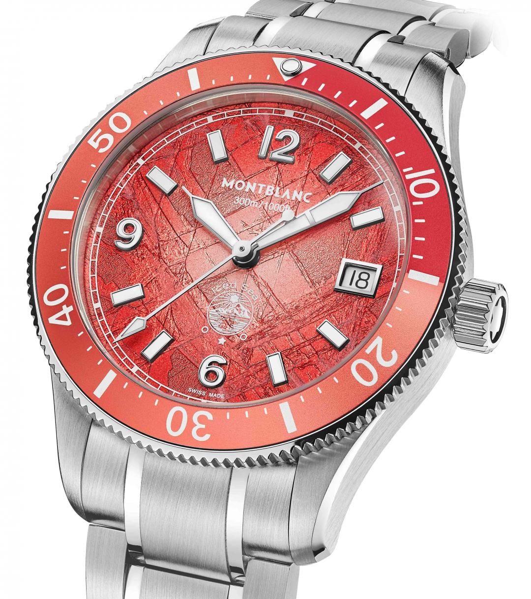 錶圈採用單向旋轉設計，0到15分鐘部分採用對比鮮明的深紅色與錶盤搭配。