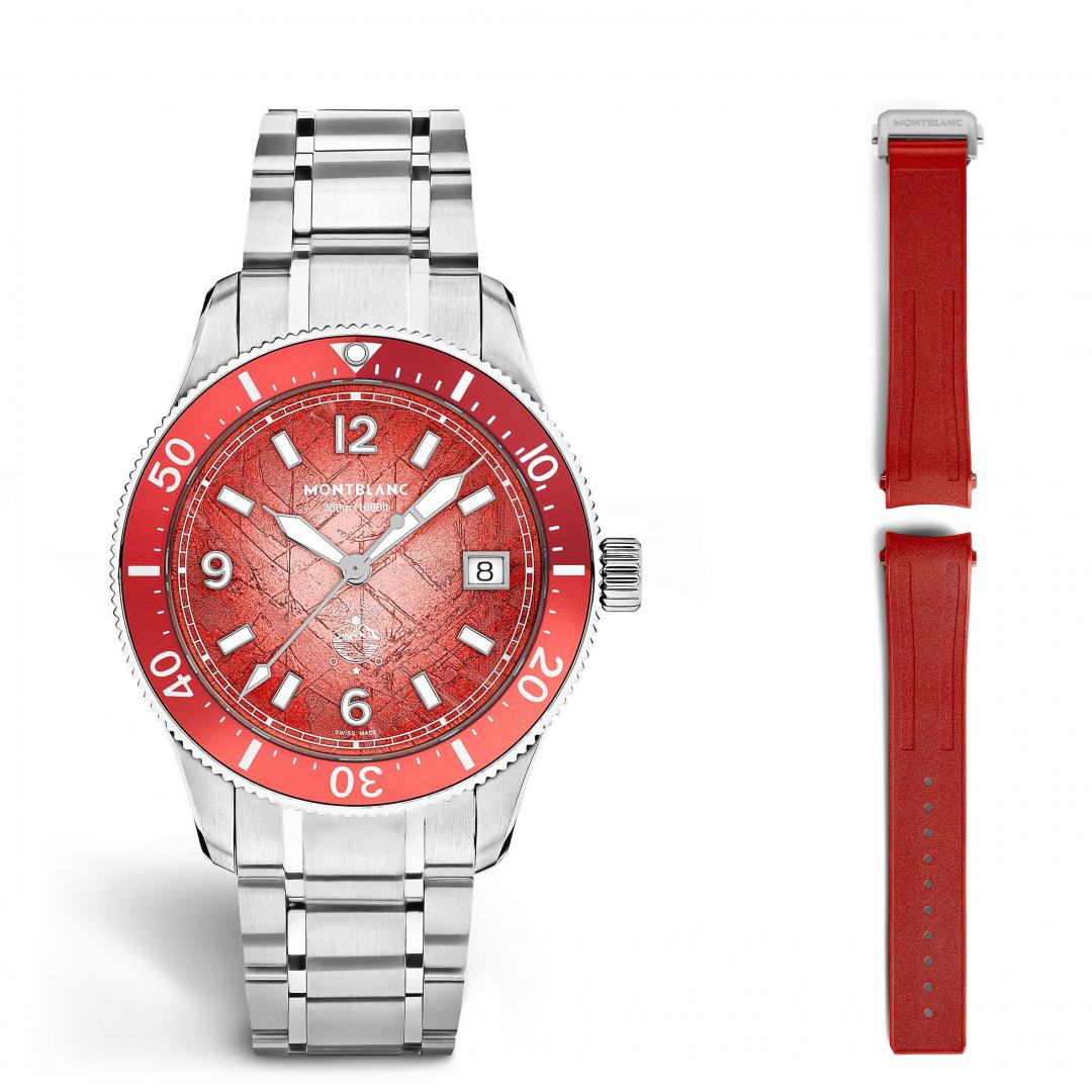 精鋼錶帶在摺疊錶扣內設有便利的微調系統，腕錶還搭配一條珊瑚色橡膠錶帶，可透過快拆錶帶系統輕鬆更換。