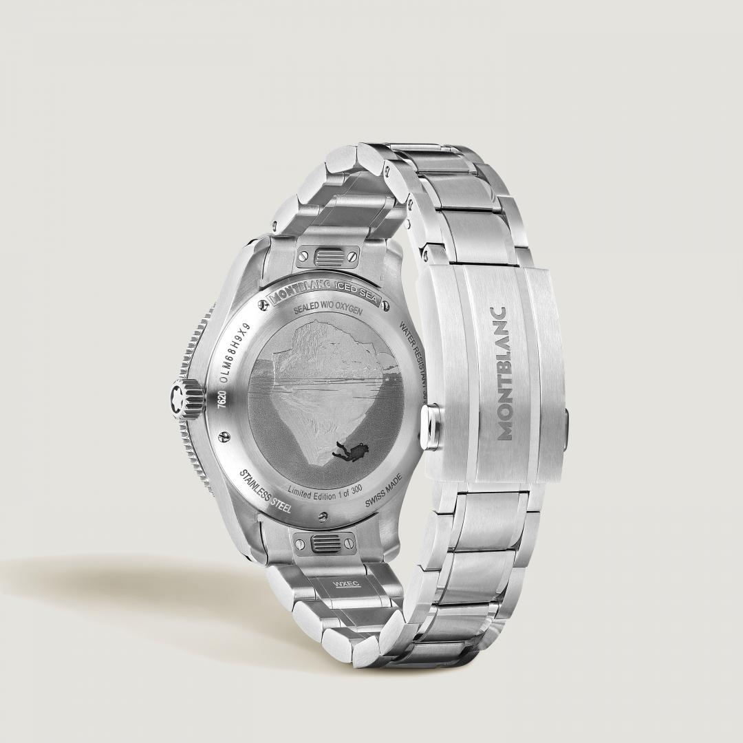 錶殼底蓋以3D雷射鐫刻工藝，打造潛水員與冰山圖案的深度對比。