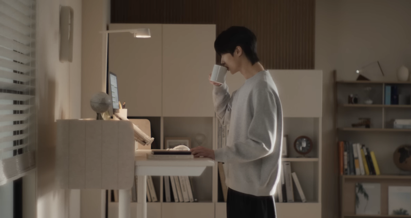 邊佑錫與崔代勳演出iloom最新廣告三部曲。（iloom提供）