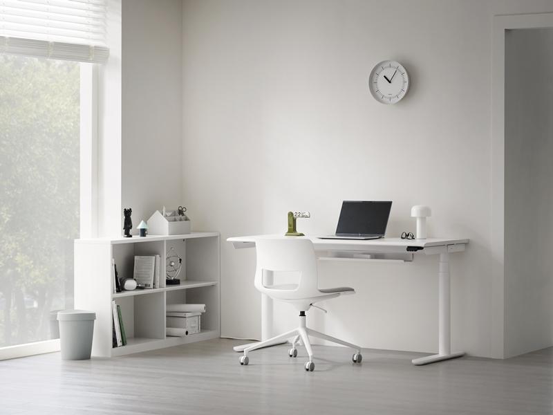 NEWT電動升降書桌搭配NEWT櫃體系列。（iloom提供）