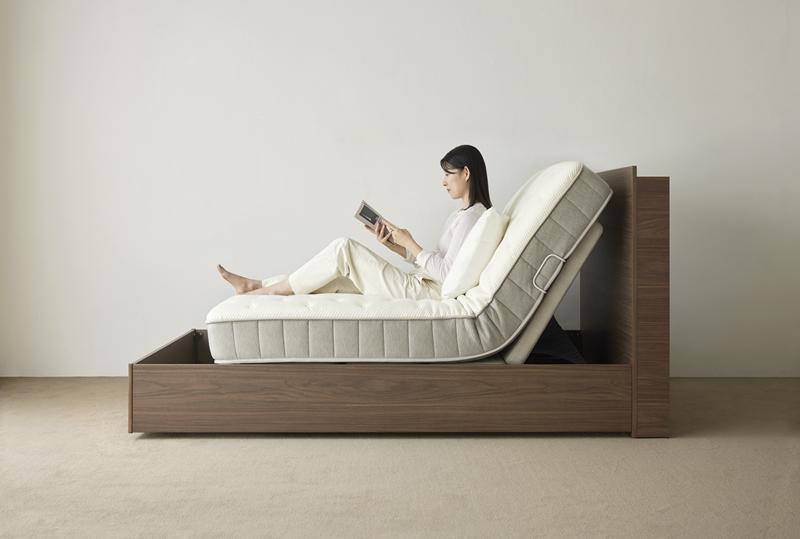 「BASEL電動牀」具備貼牆功能，牀體同步向後滑動貼合牆面。（iloom提供）