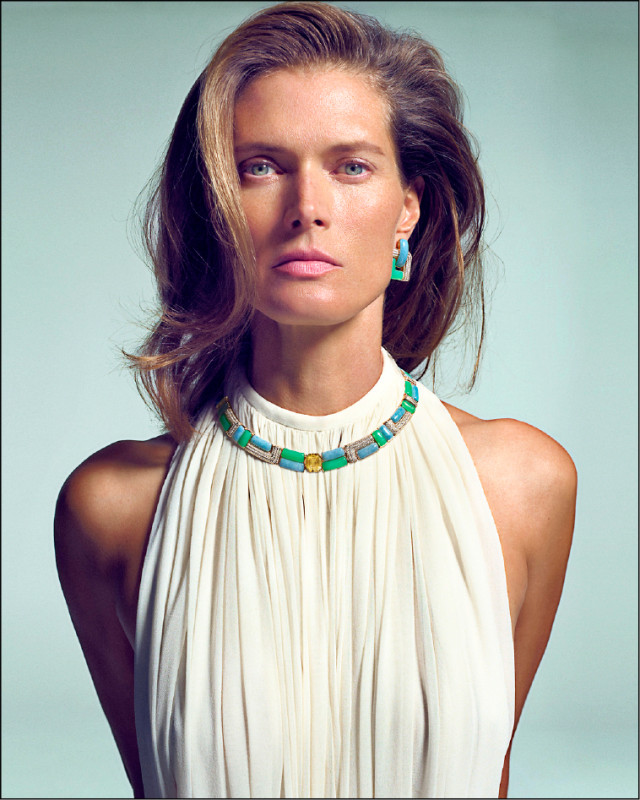 混搭各種彩色寶石的Curved Artistry 18K玫瑰金黃色藍寶石項鍊，不論材質或是色彩都和諧。