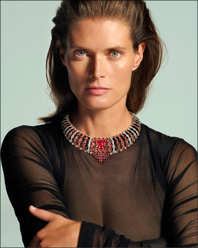 伯爵Wave Illusion 18K玫瑰金及鉑金項鍊，呈現工整對稱的幾何美感。