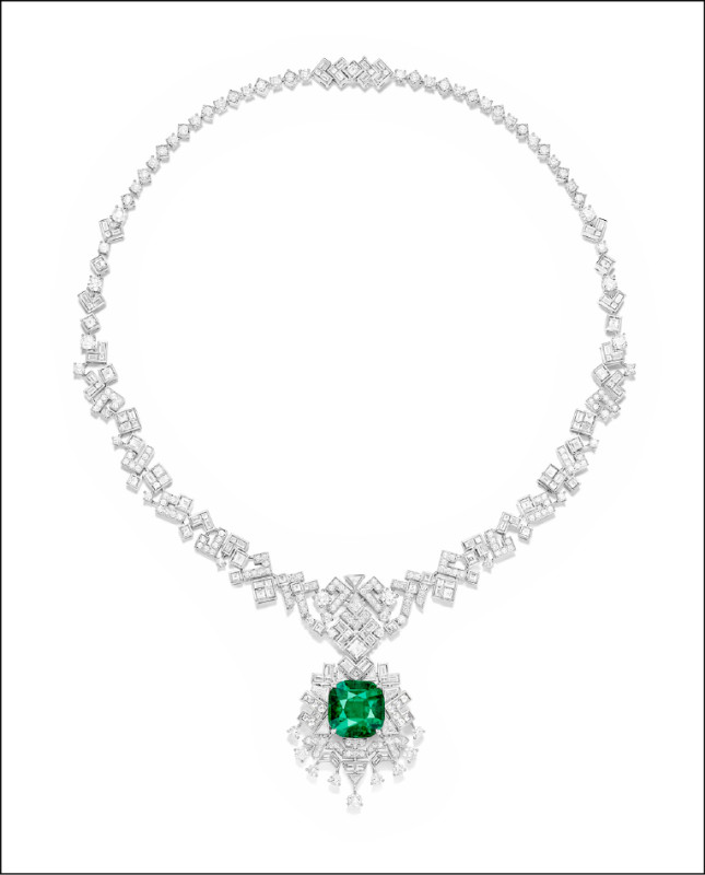 Gleaming Shapes 18K白金祖母綠鑽石項鍊，突顯伯爵卓越的寶石切割工藝。