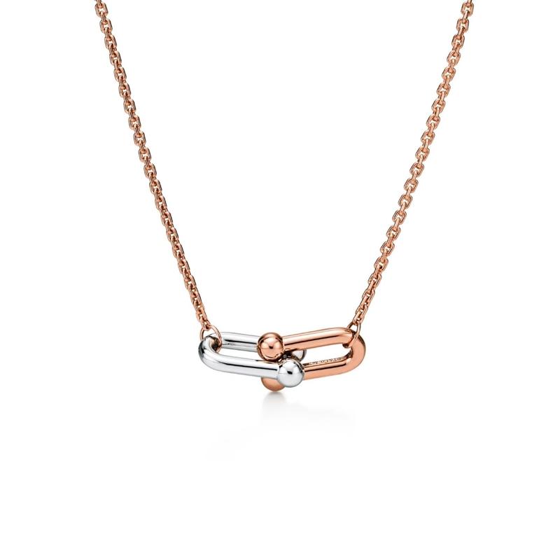 Tiffany HardWear 雙金鍊結鍊墜(小型款)，約86,000元。（Tiffany & Co.提供）