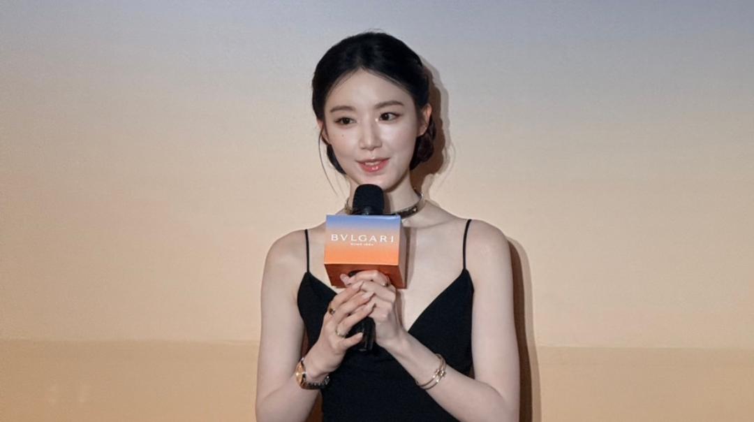 舒華黑色深V洋裝性感現身台北101！全身戴滿寶格麗現場粉絲擠爆