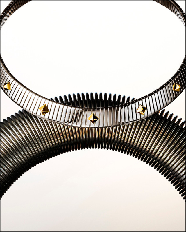 BVLGARI Tubogas黃金與精鋼鉚釘項鍊。