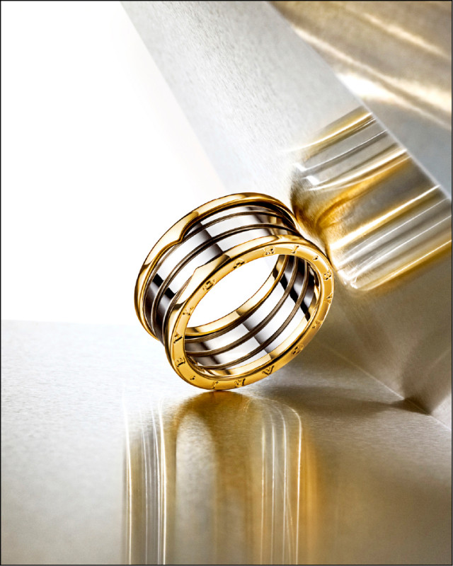 BVLGARI B.zero1黃金與精鋼四環戒指。