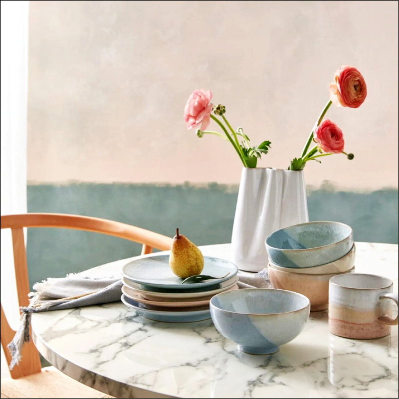 Denby「曜日柔彩」系列4色點心盤禮盒，原價3,980元、特價3,383元；4色飯碗禮盒，原價3,500元、特價2,975元；馬克杯價格店洽。