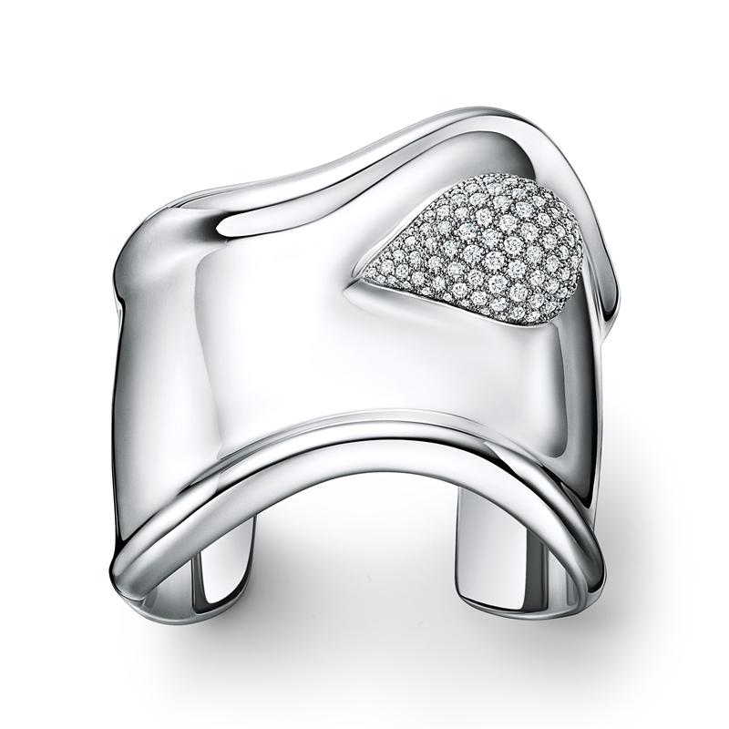 Tiffany Elsa Peretti™系列Bone Cuff 鉑金鑽石手環_鉑金鋪鑲鑽石，中型款。（Tiffany & Co.提供）