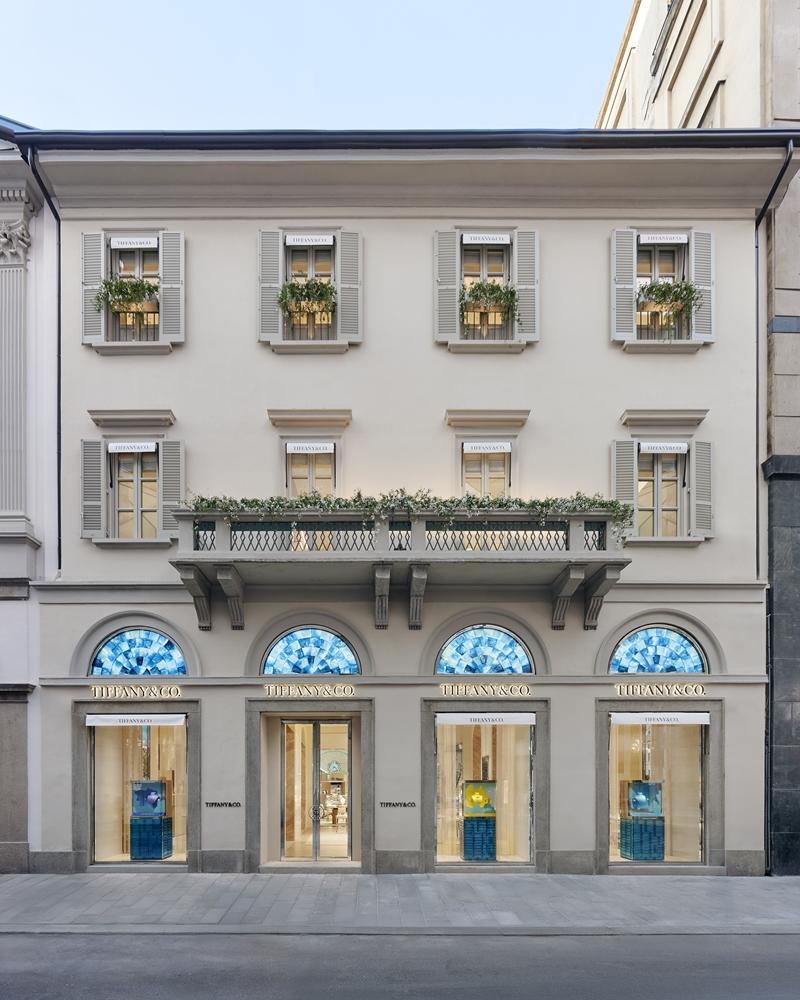 Tiffany & Co.米蘭蒙特拿破崙大街旗艦店於《穿著Prada的惡魔2》中亮相，品牌同步打造沉浸式櫥窗裝置，延續電影與時尚珠寶話題。（Tiffany & Co.提供）