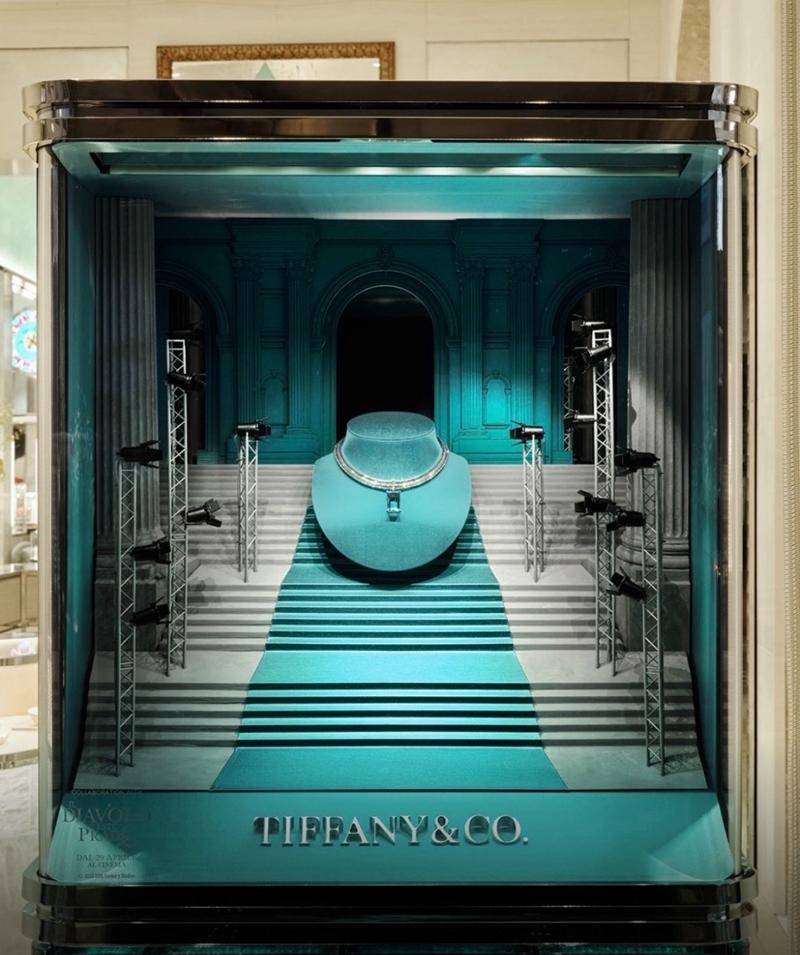 Tiffany & Co.為《穿著Prada的惡魔2》跨界合作打造沉浸式櫥窗裝置，展出片中同款Blue Book高級珠寶項鍊。（Tiffany & Co.提供）