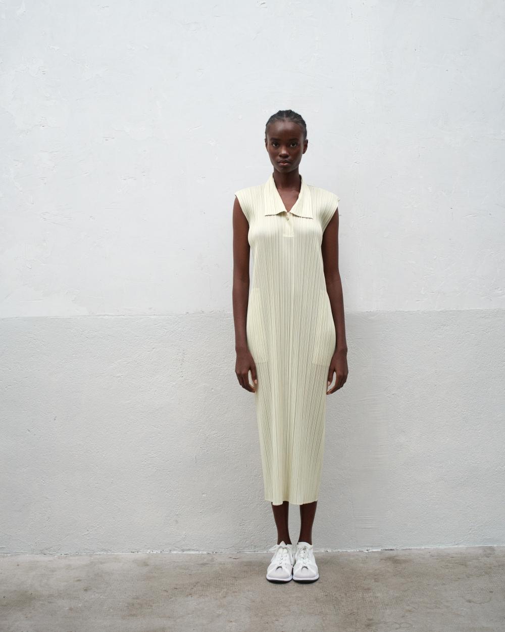 PLEATS PLEASE ISSEY MIYAKE襯衫領包袖洋裝，20,800元。