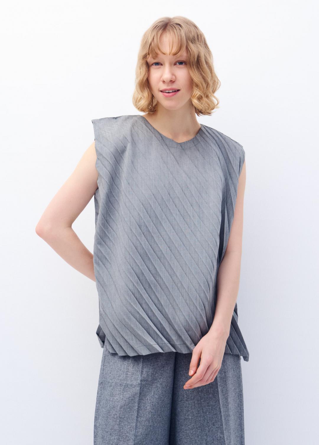 me ISSEY MIYAKE ANGLE PLEATS SHIRT圓領包袖上衣，10,200元。