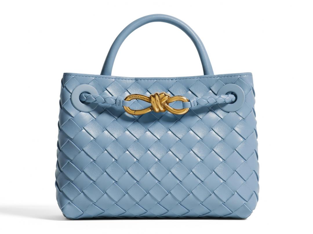 BOTTEGA VENETA Andiamo編織皮革迷你肩背包，136,100元。