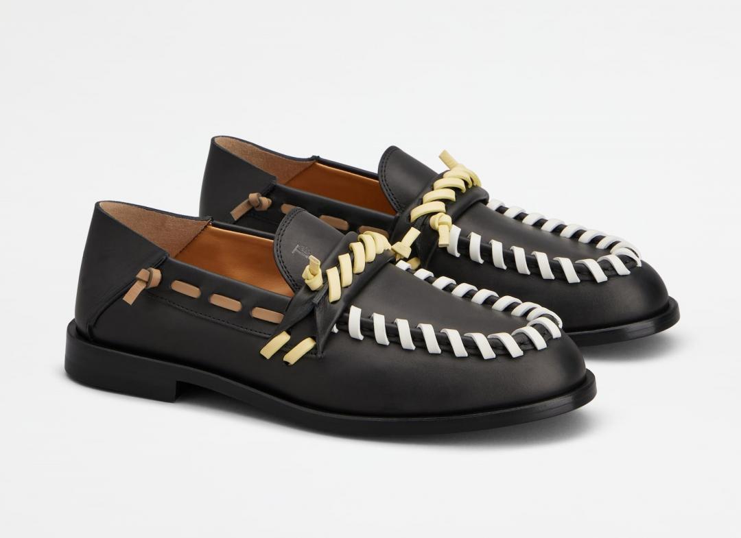 TOD’S踩跟樂福鞋，42,900元。