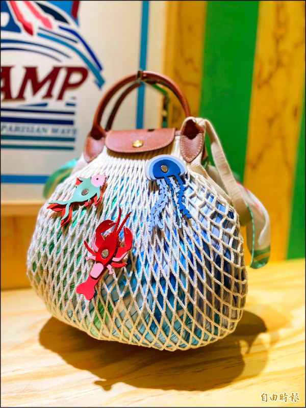 在夏日快閃店購買Le Pliage Filet漁網包，即可獲贈限定海洋生物包釦組，4,500元。（記者林欣若攝）