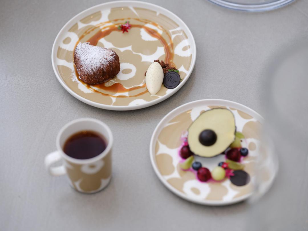 marimekko同步攜手酒店內餐廳The Tavernist推出期間限定下午茶組 「印花拾光Taste in Bloom」，包含兩道甜點與一杯調酒，售價NT$1,210（NT$1,100+10%）。