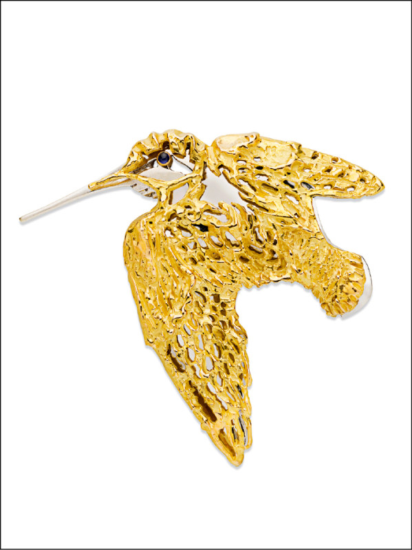 Woodcock Brooch丘鵴胸針，結合鏡面拋光白金與具紋理的黃金，眼睛則是鑲嵌一顆蛋面切割藍寶石。現場展出，非賣品。（©CHAUMET- Pauline Guyon）
