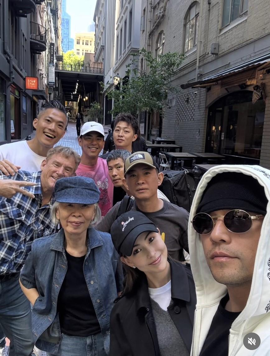 周傑倫母親節曬出與媽媽葉惠美、昆凌及親友合照，貼文配上〈聽媽媽的話〉，讓粉絲直呼溫馨。（翻攝自instagram）