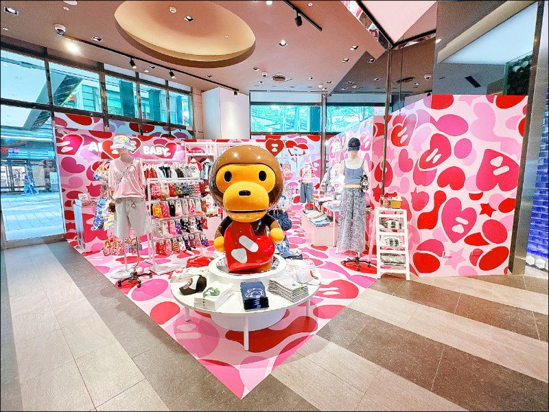 聚焦Z世代女孩風格的APEE於信義區打造期間限定快閃店，以粉色猿人迷彩圖騰構築活潑青春風格。