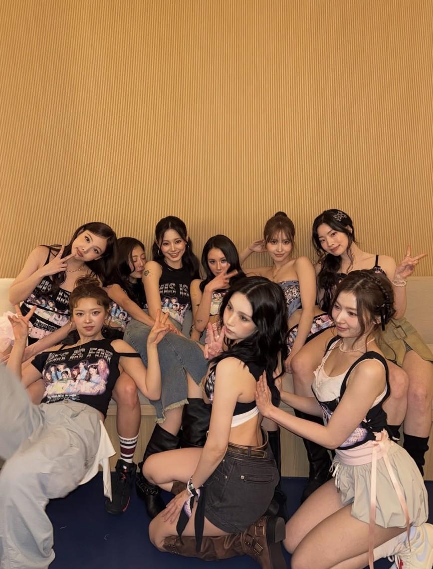 TWICE巴黎巡演曬出最新團照，九位成員或坐或站，慵懶姿態成為粉絲焦點。（翻攝自instagram）