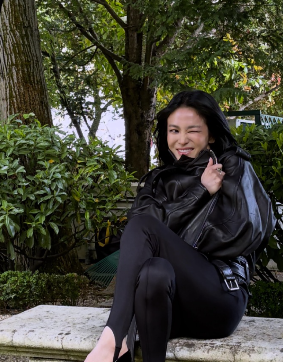 愛搞笑校的宋慧喬，一秒切換風格。(翻攝自IG)