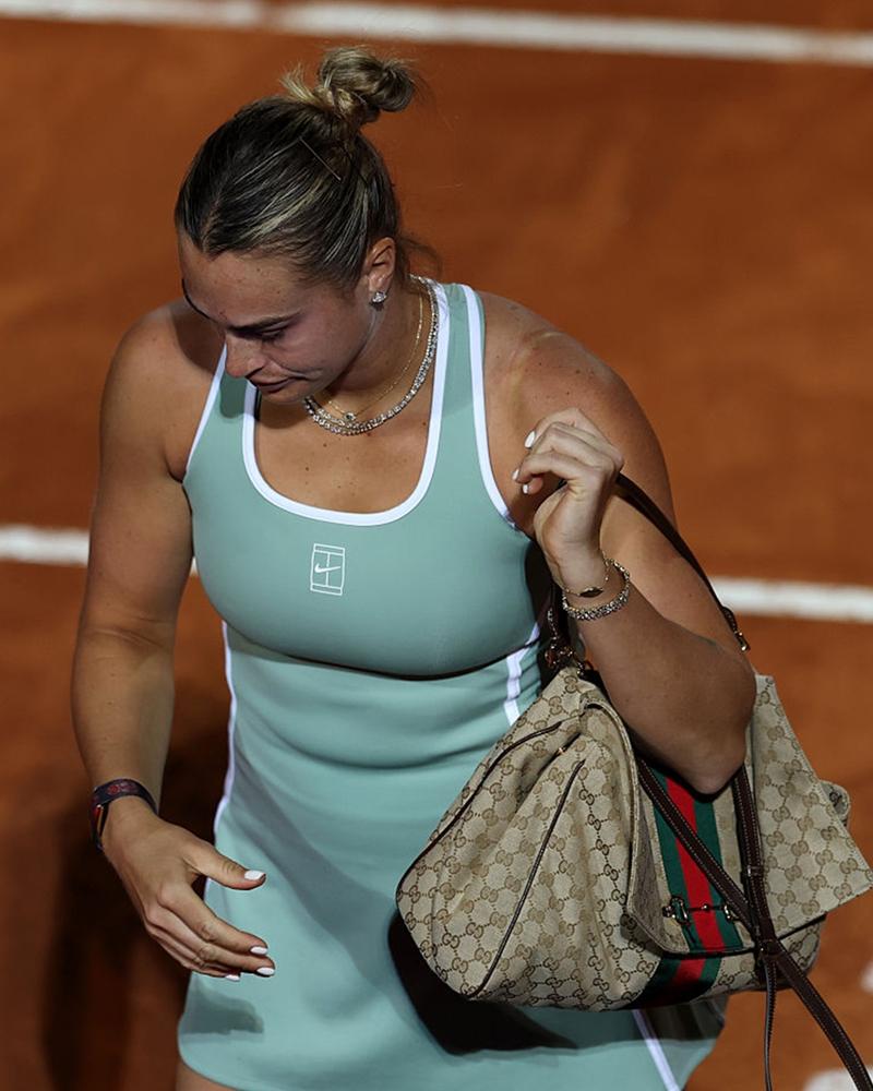 Aryna Sabalenka於羅馬WTA賽事期間，身穿淺綠色Nike網球洋裝，搭配GUCCI Paparazzo大型手提包亮相球場。 （GUCCI提供）