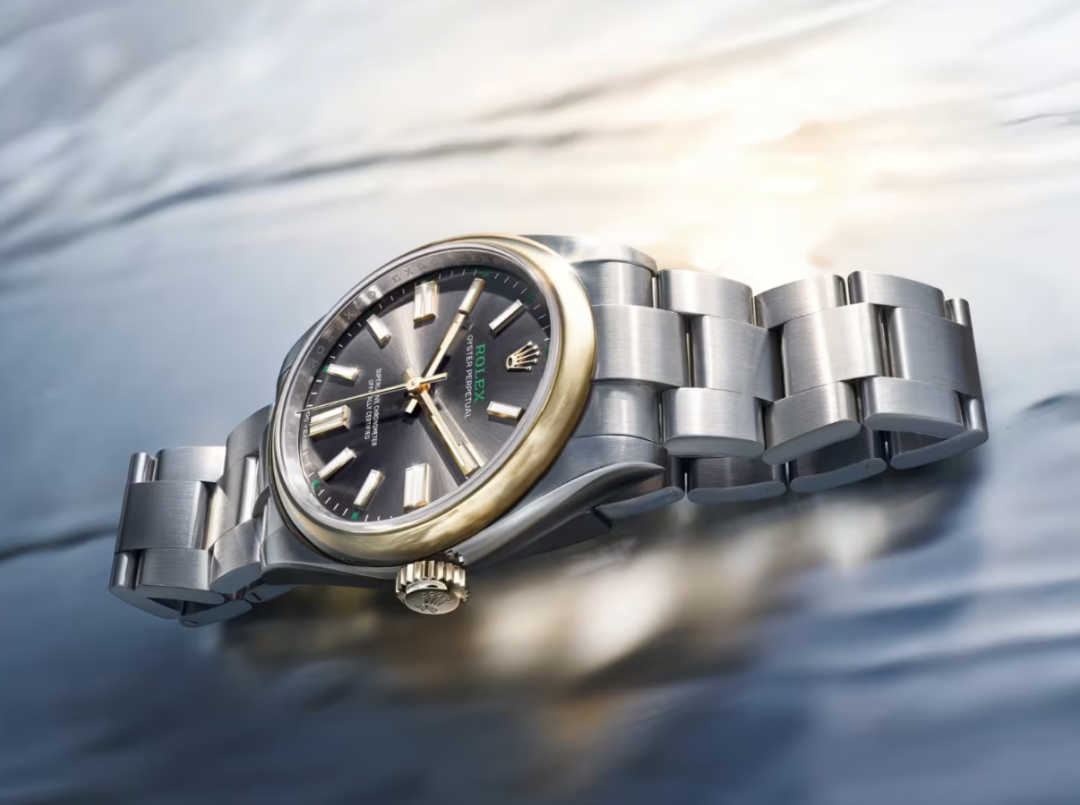 今年新作Oyster Perpetual 41腕錶，搭載3230自動上鍊機芯，黃金鋼材質，時間顯示，防水深度100米，326,000元。