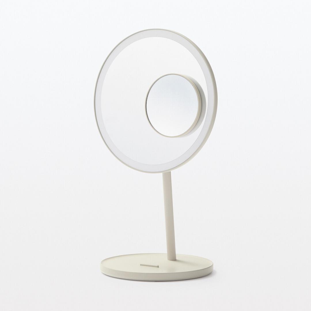 MUJI LED化妝鏡/桌上型，1,190元。(MUJI提供，以下同)
