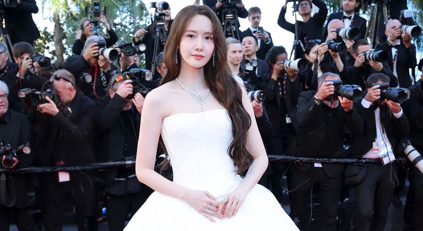 潤娥披白紗登坎城紅毯甜美模樣美成仙女！頸間綠色珠寶清新到發光