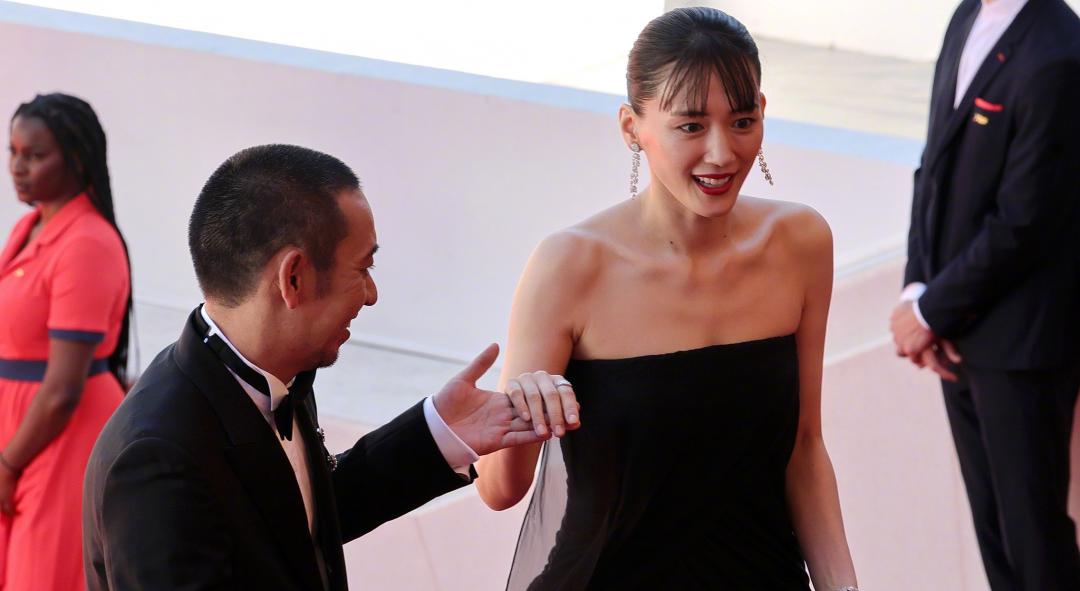 （左起）大悟、綾瀨遙在新作《再生家族》飾演痛失愛子的夫妻檔。